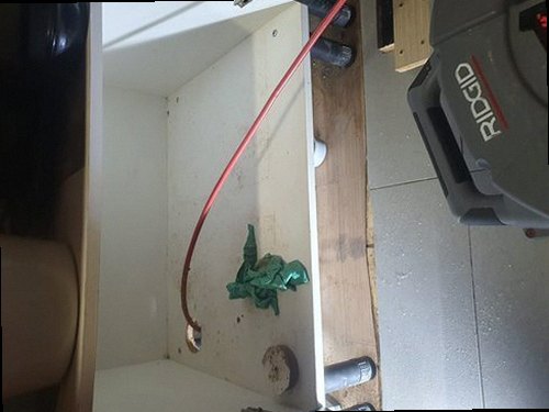 은평구 갈현1동 하수구막힘 배수구 주변과 배관 점검 위치를 확인하는 모습